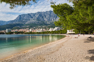 Pláž v letovisku Makarska, Makarská riviéra, Chorvatsko