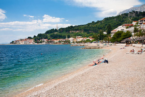 Památník Galebova krila z pláže, Podgora, Makarská riviéra, Chorvatsko