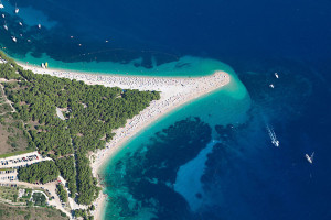 Pláž Zlatni rat, Bol, ostrov Brač, Chorvatsko