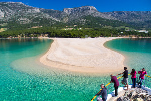 Oblázková pláž Zlatni rat, Bol, ostrov Brač, Chorvatsko