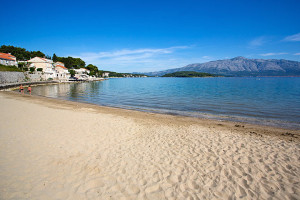 Písečná pláž Tatinja, Lumbarda, ostrov Korčula, Chorvatsko