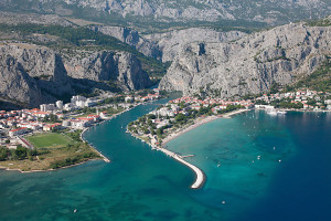 ústí řeky Cetiny do moře, Omiš, Chorvatsko