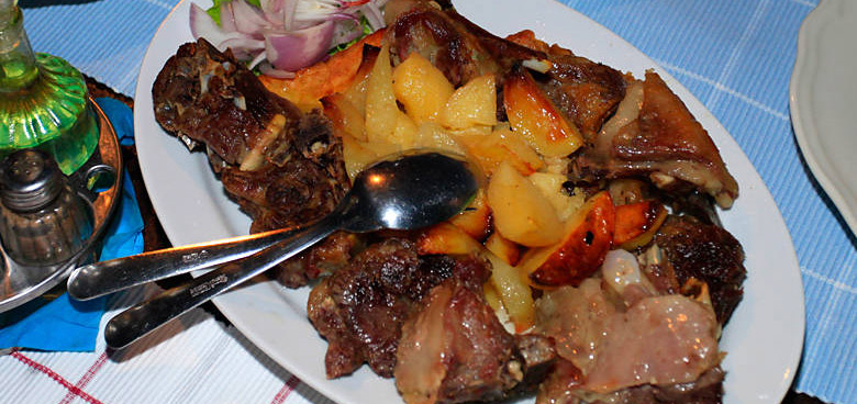 Jehněčí maso pečené tradičním způsobem "pod pekom" s bramborem